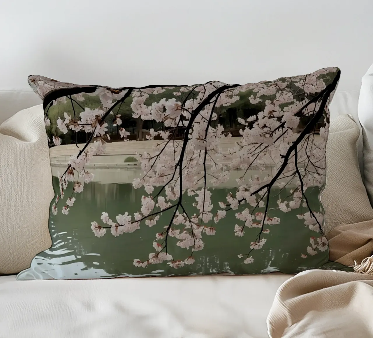 Rami di ciliegio in fiore sull'acqua con riflessi cuscino da DesignDoodle