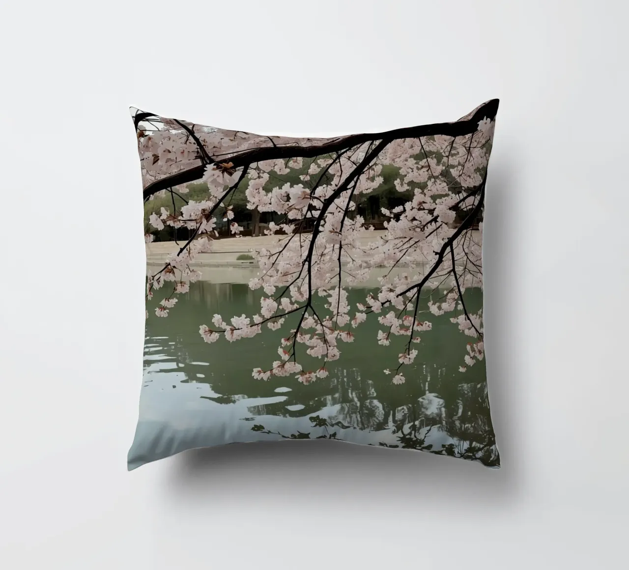 Rami di ciliegio in fiore sull'acqua con riflessi cuscino da DesignDoodle