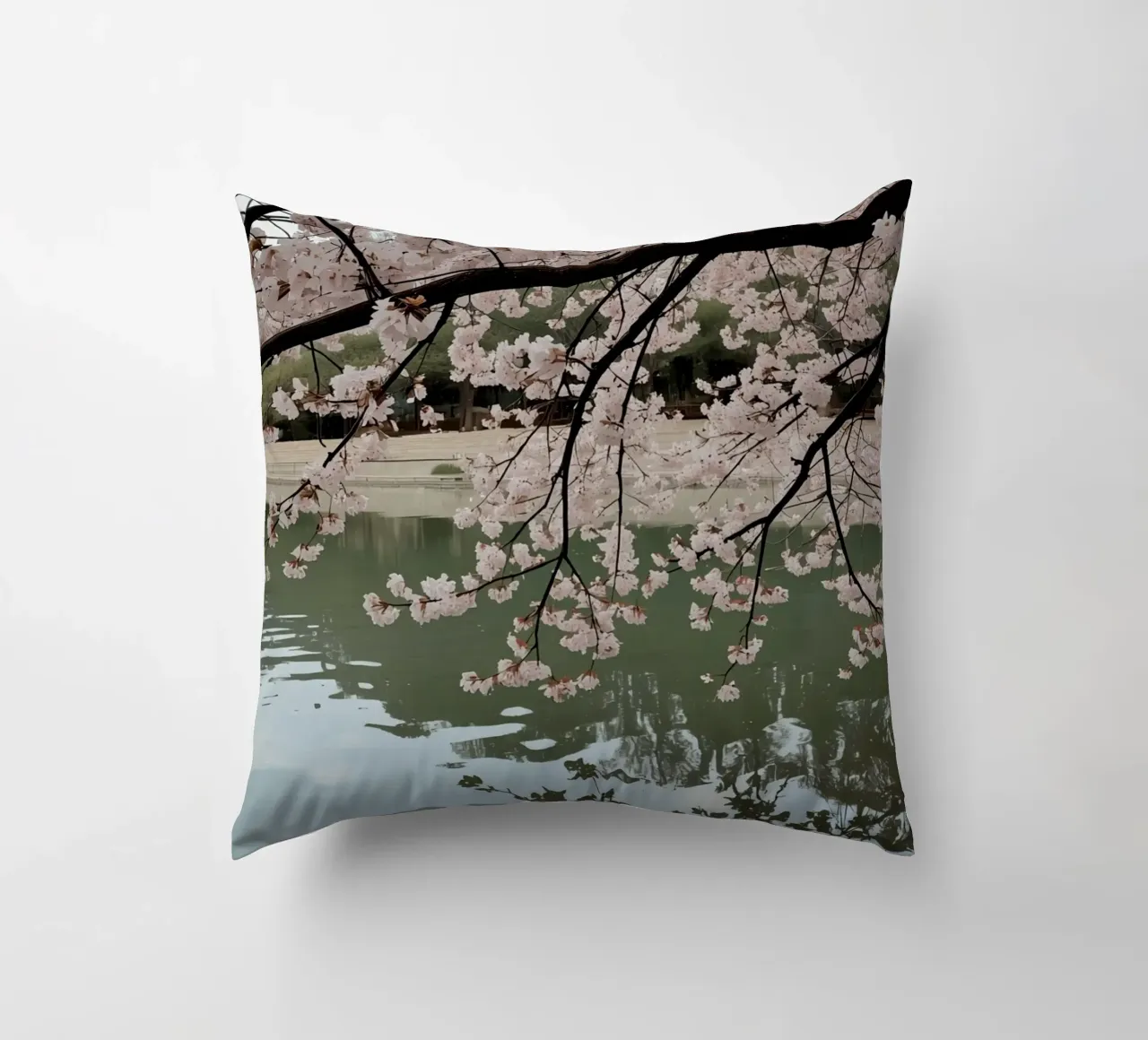 Rami di ciliegio in fiore sull'acqua con riflessi cuscino da DesignDoodle