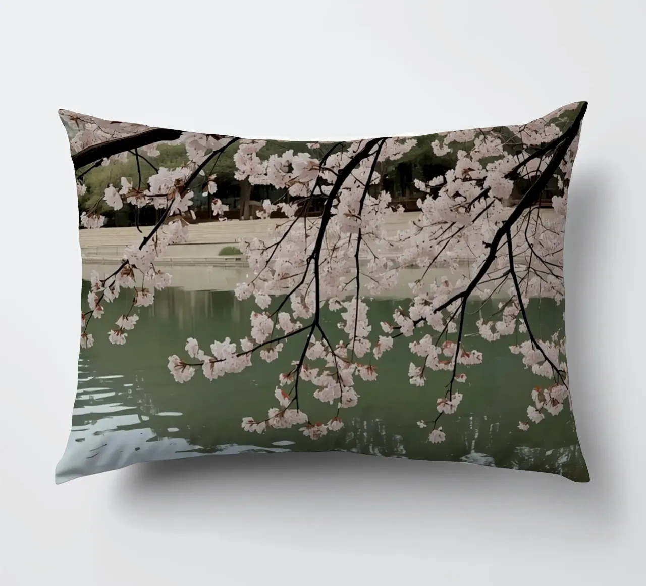 Rami di ciliegio in fiore sull'acqua con riflessi cuscino da DesignDoodle