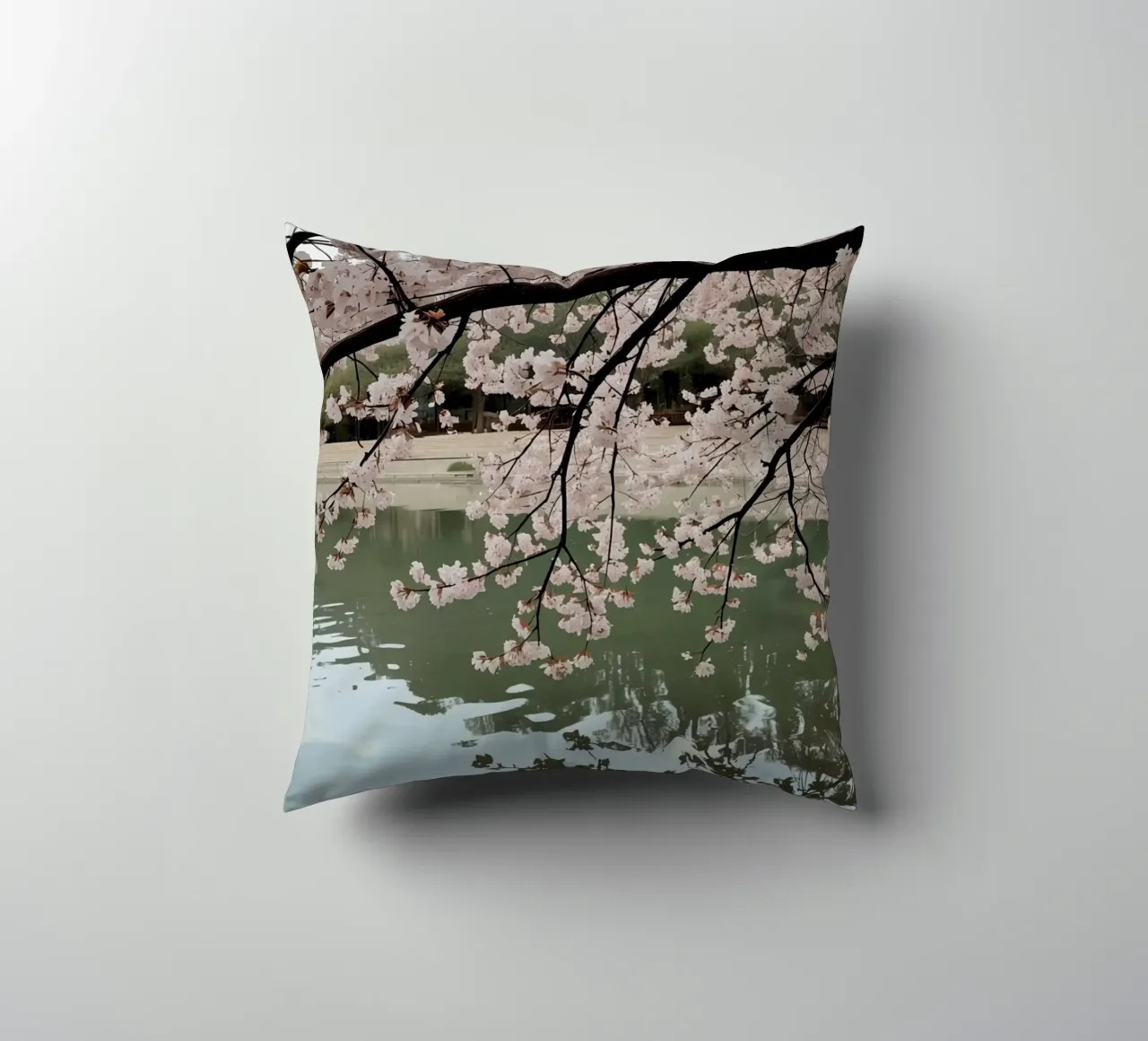 Rami di ciliegio in fiore sull'acqua con riflessi cuscino da DesignDoodle