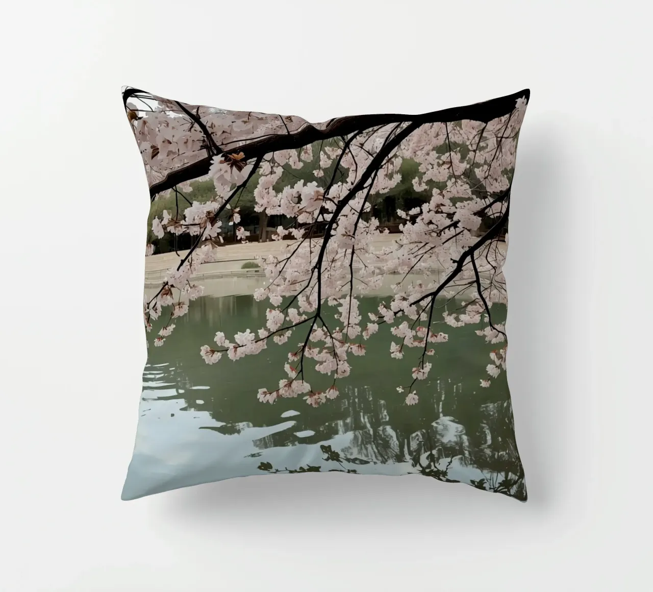 Rami di ciliegio in fiore sull'acqua con riflessi cuscino da DesignDoodle