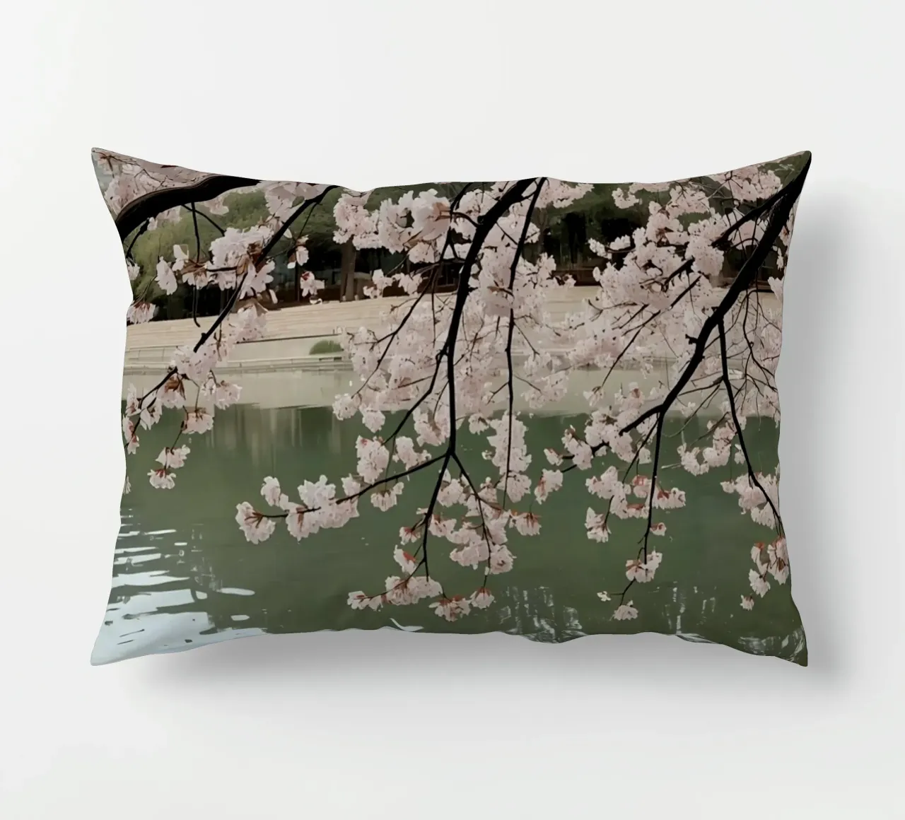Rami di ciliegio in fiore sull'acqua con riflessi cuscino da DesignDoodle