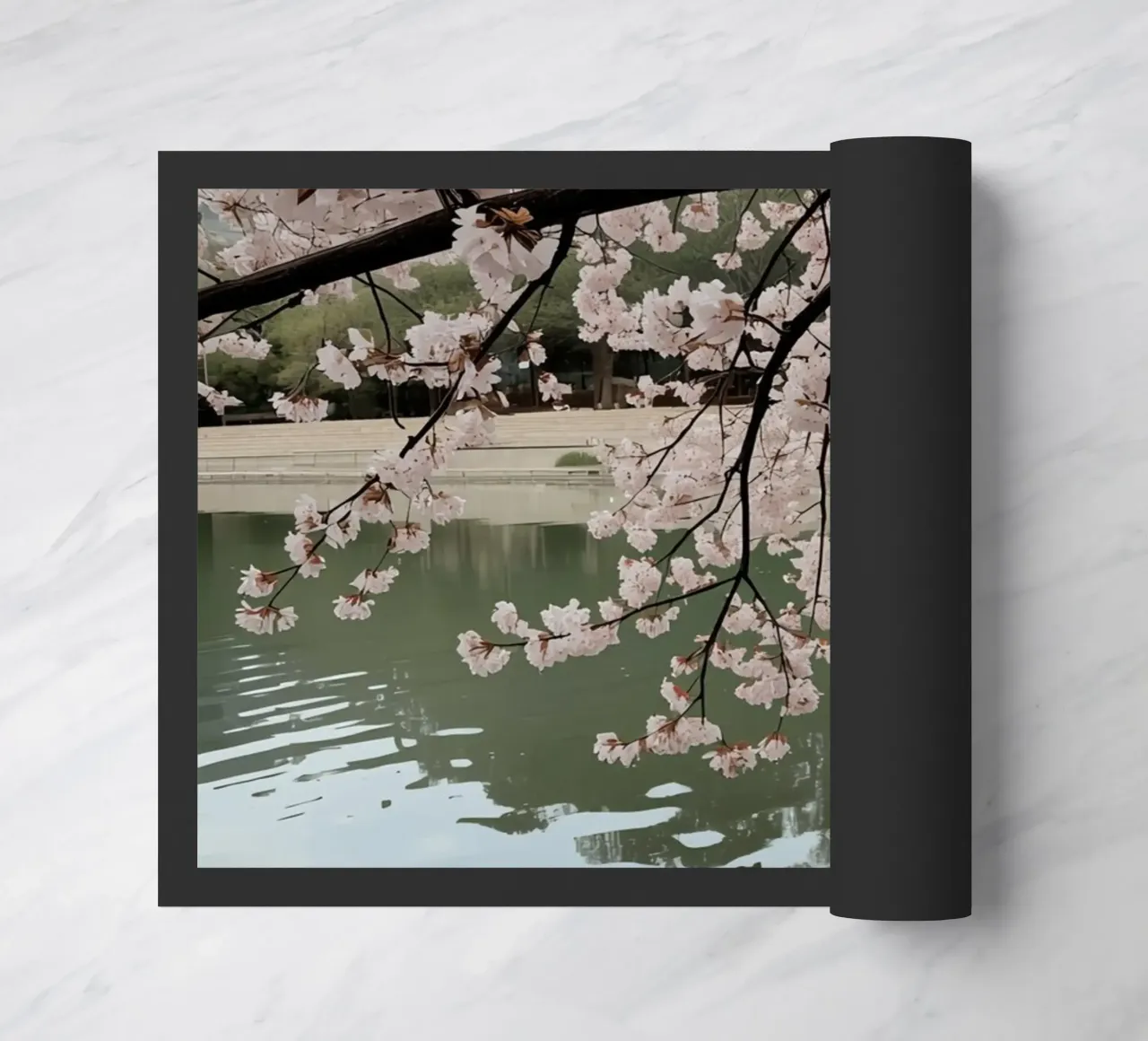 Rami di ciliegio in fiore sull'acqua con riflessi zerbino da DesignDoodle