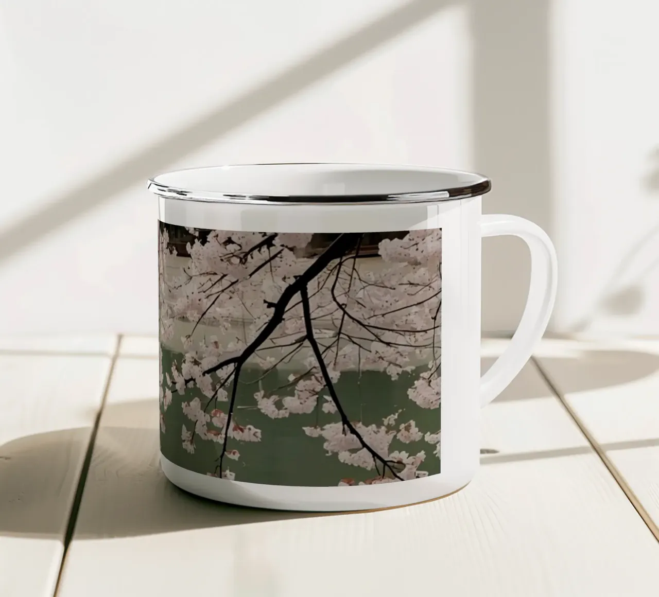 Rami di ciliegio in fiore sull'acqua con riflessi tazza in smalto da DesignDoodle