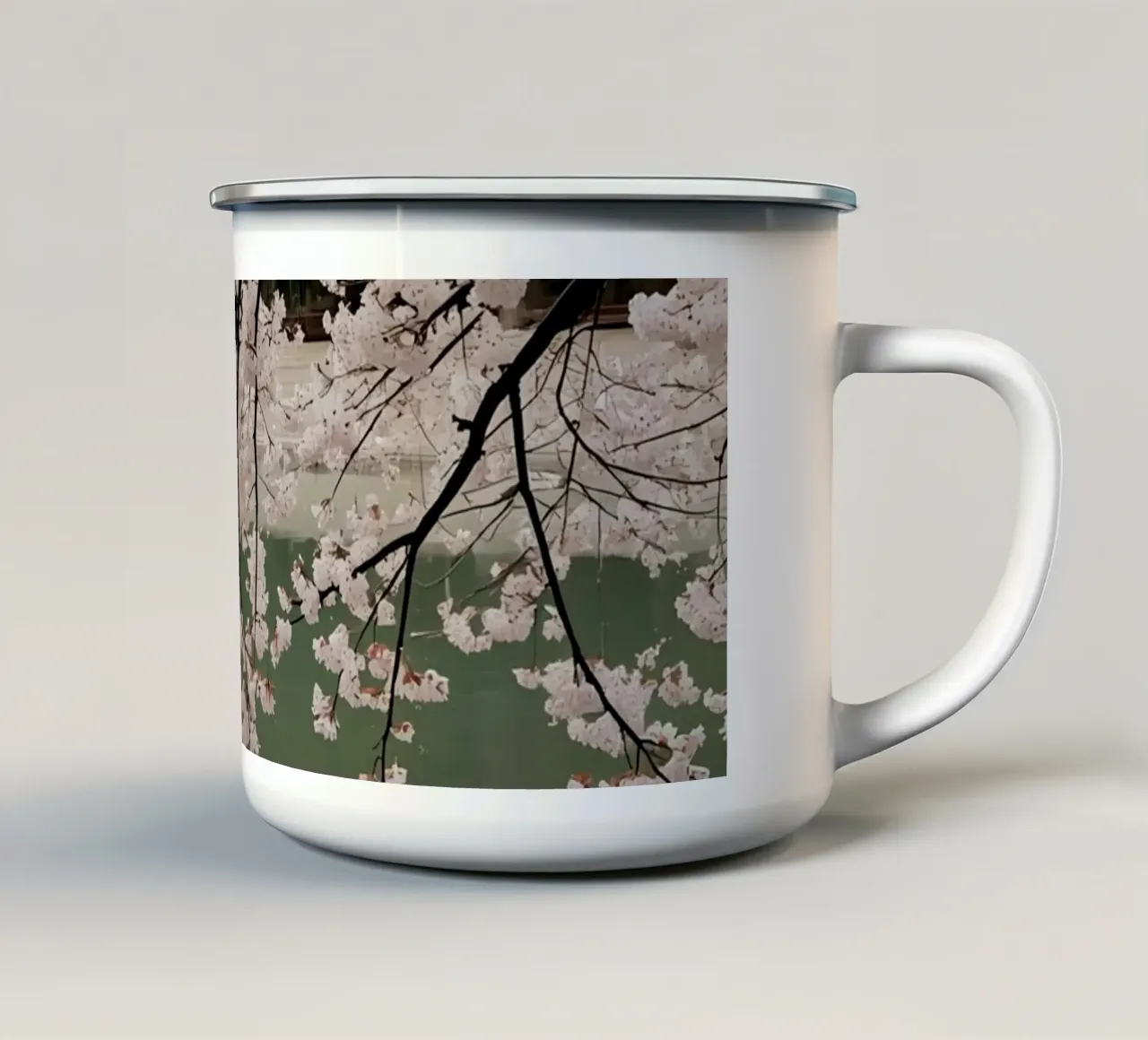 Rami di ciliegio in fiore sull'acqua con riflessi tazza in smalto da DesignDoodle