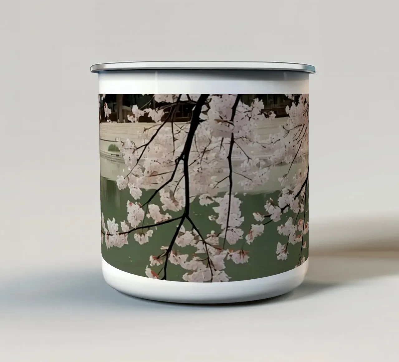 Rami di ciliegio in fiore sull'acqua con riflessi tazza in smalto da DesignDoodle
