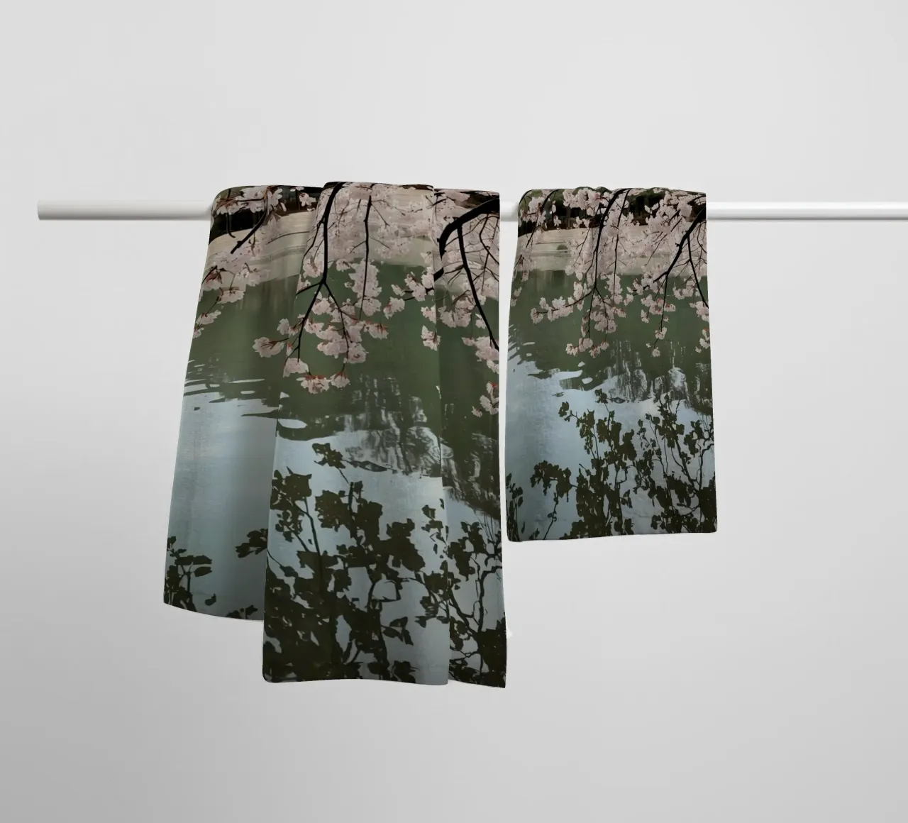 Rami di ciliegio in fiore sull'acqua con riflessi asciugamano da bagno da DesignDoodle