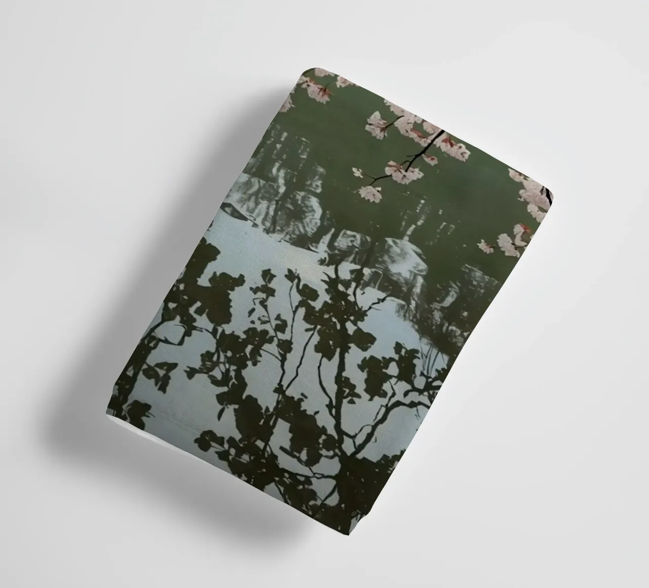 Rami di ciliegio in fiore sull'acqua con riflessi asciugamano da bagno da DesignDoodle