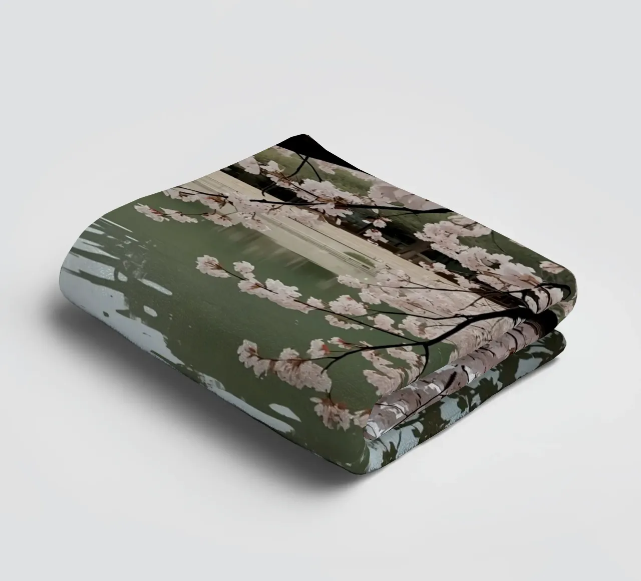 Rami di ciliegio in fiore sull'acqua con riflessi asciugamano da bagno da DesignDoodle
