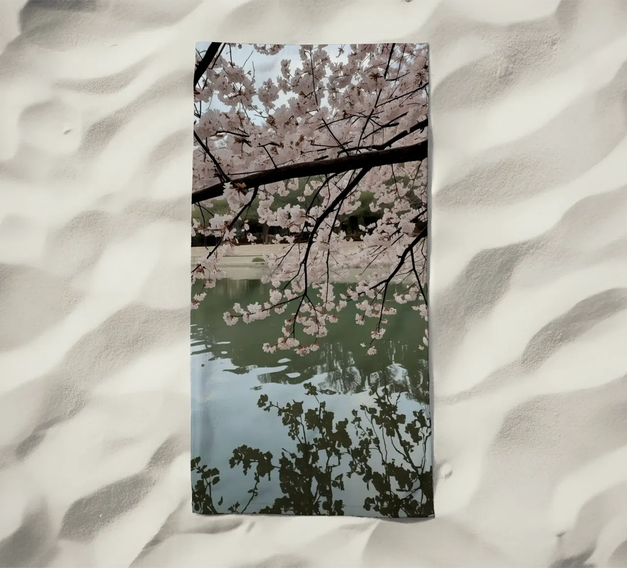 Rami di ciliegio in fiore sull'acqua con riflessi telo mare da DesignDoodle