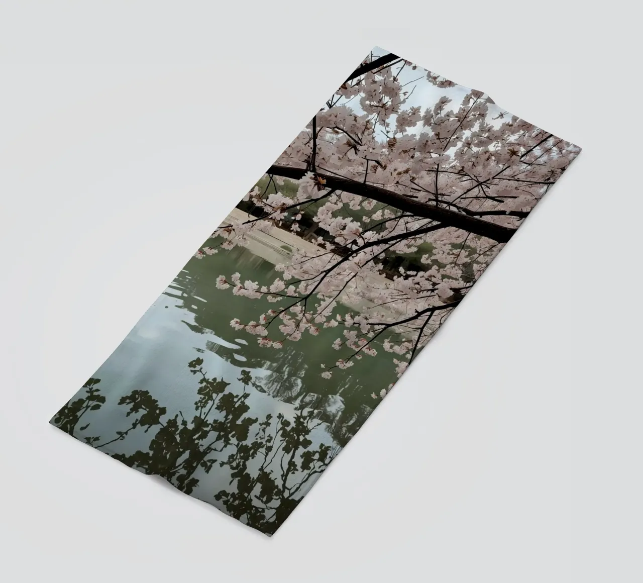 Rami di ciliegio in fiore sull'acqua con riflessi telo mare da DesignDoodle