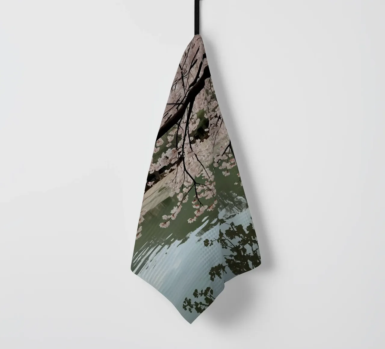 Rami di ciliegio in fiore sull'acqua con riflessi canovaccio da cucina da DesignDoodle