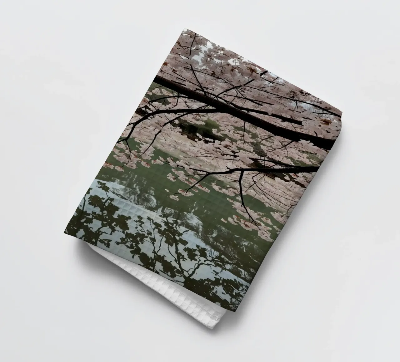 Rami di ciliegio in fiore sull'acqua con riflessi canovaccio da cucina da DesignDoodle
