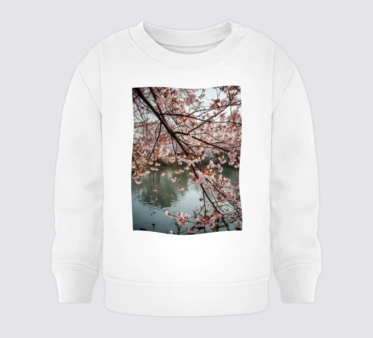 Rami di ciliegio in fiore sull'acqua felpa neonato da DesignDoodle