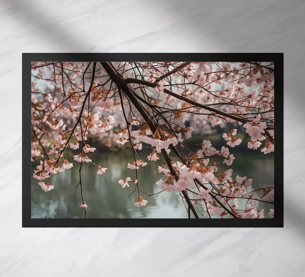 Rami di ciliegio in fiore sull'acqua zerbino da DesignDoodle
