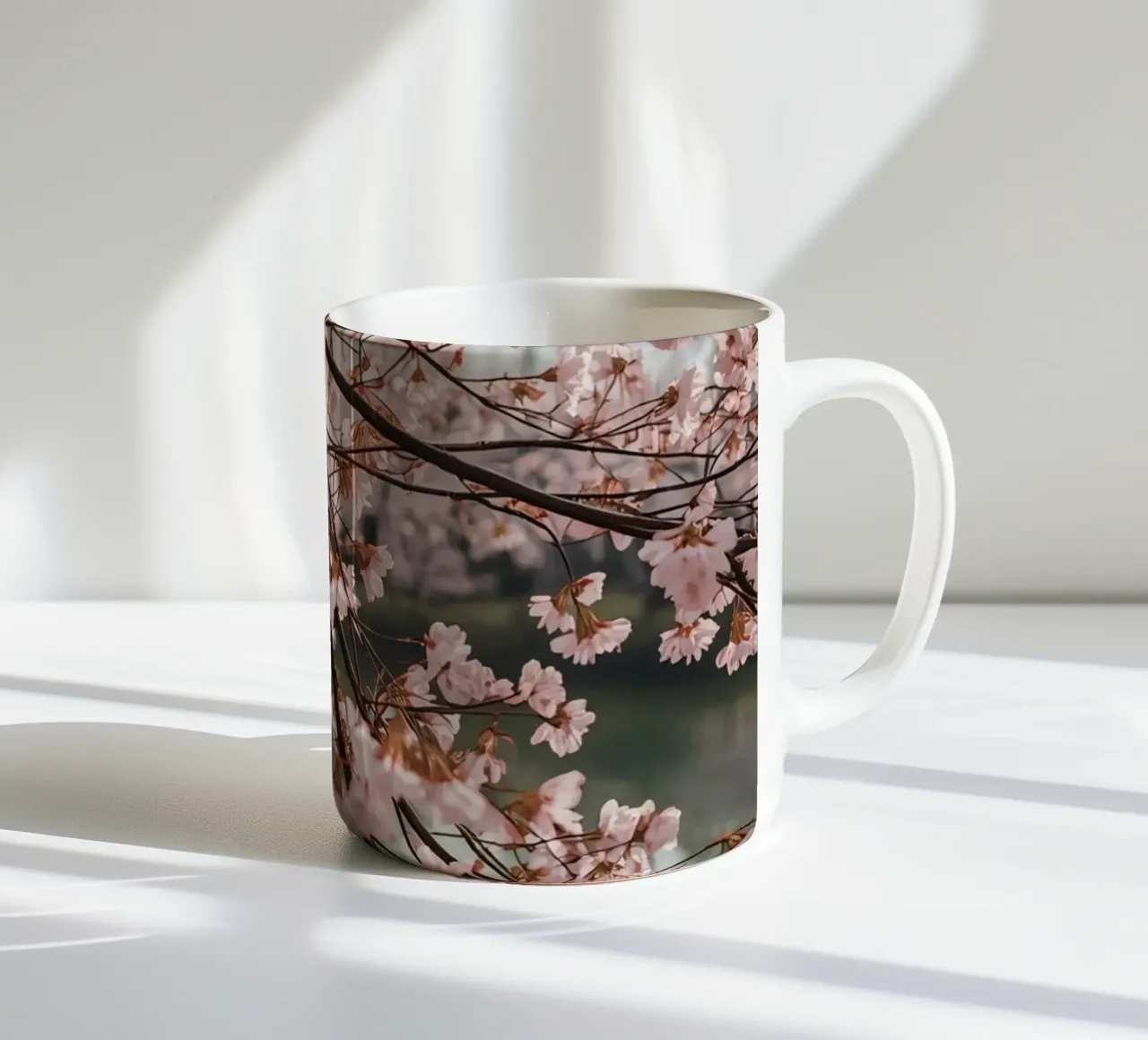 Rami di ciliegio in fiore sull'acqua tazza in ceramica da DesignDoodle