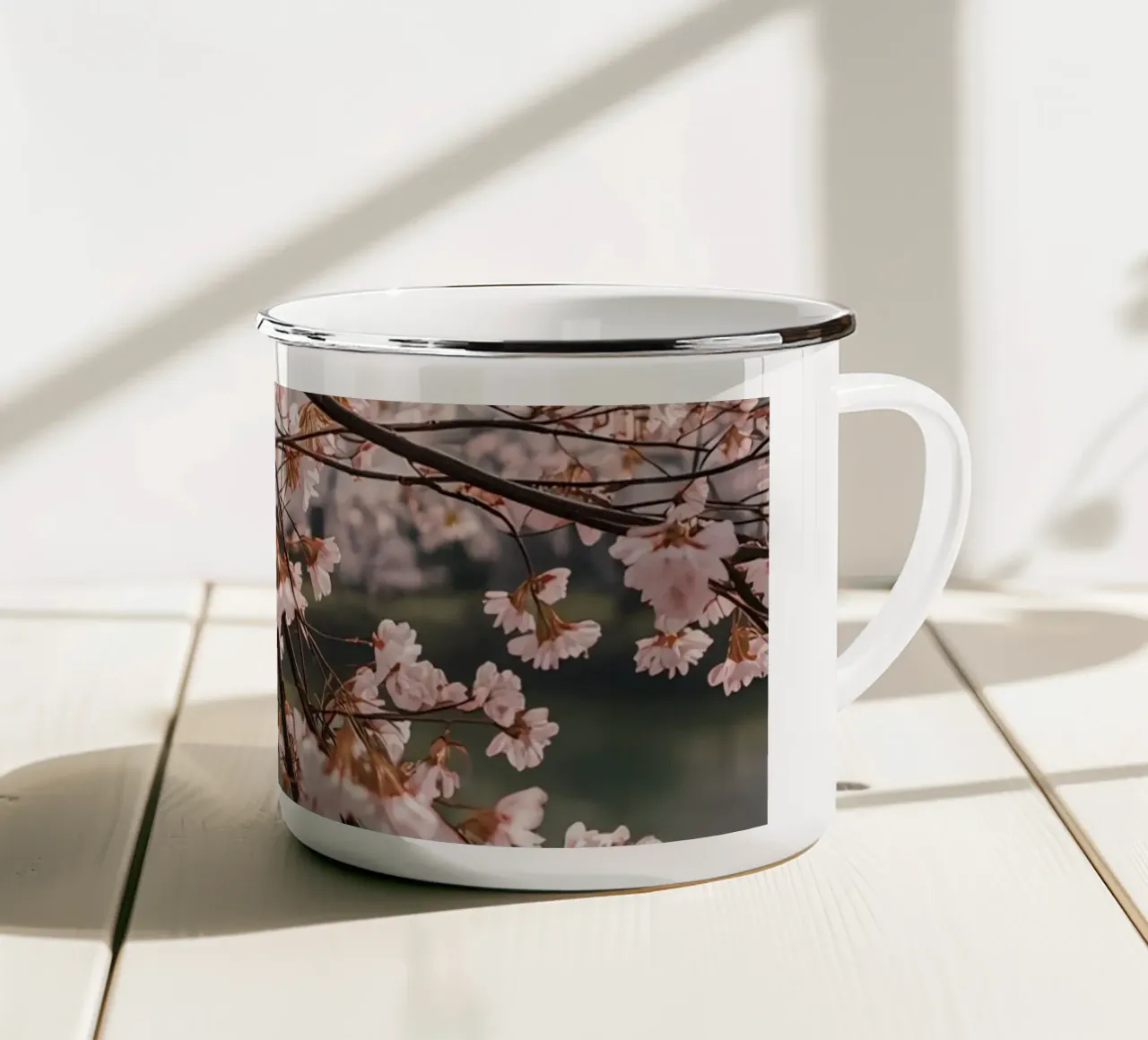 Rami di ciliegio in fiore sull'acqua tazza in smalto da DesignDoodle