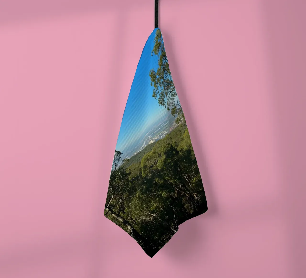Paysage urbain Vue à travers les arbres torchon de DesignDoodle
