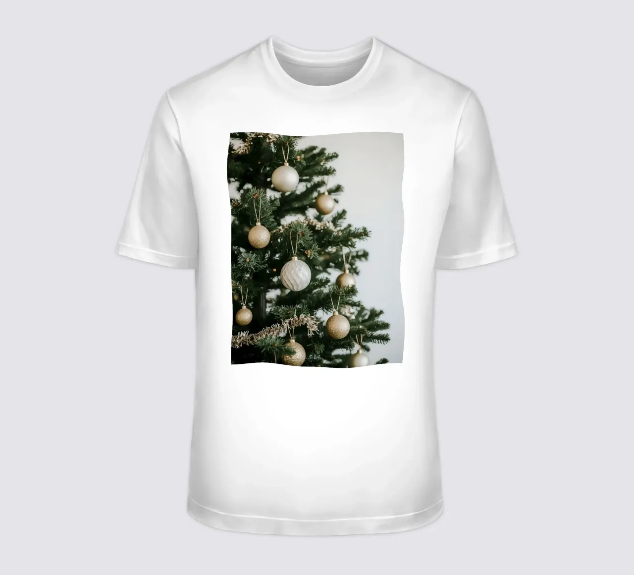 Albero di Natale decorato con ornamenti in oro e argento t-shirt da DesignDoodle