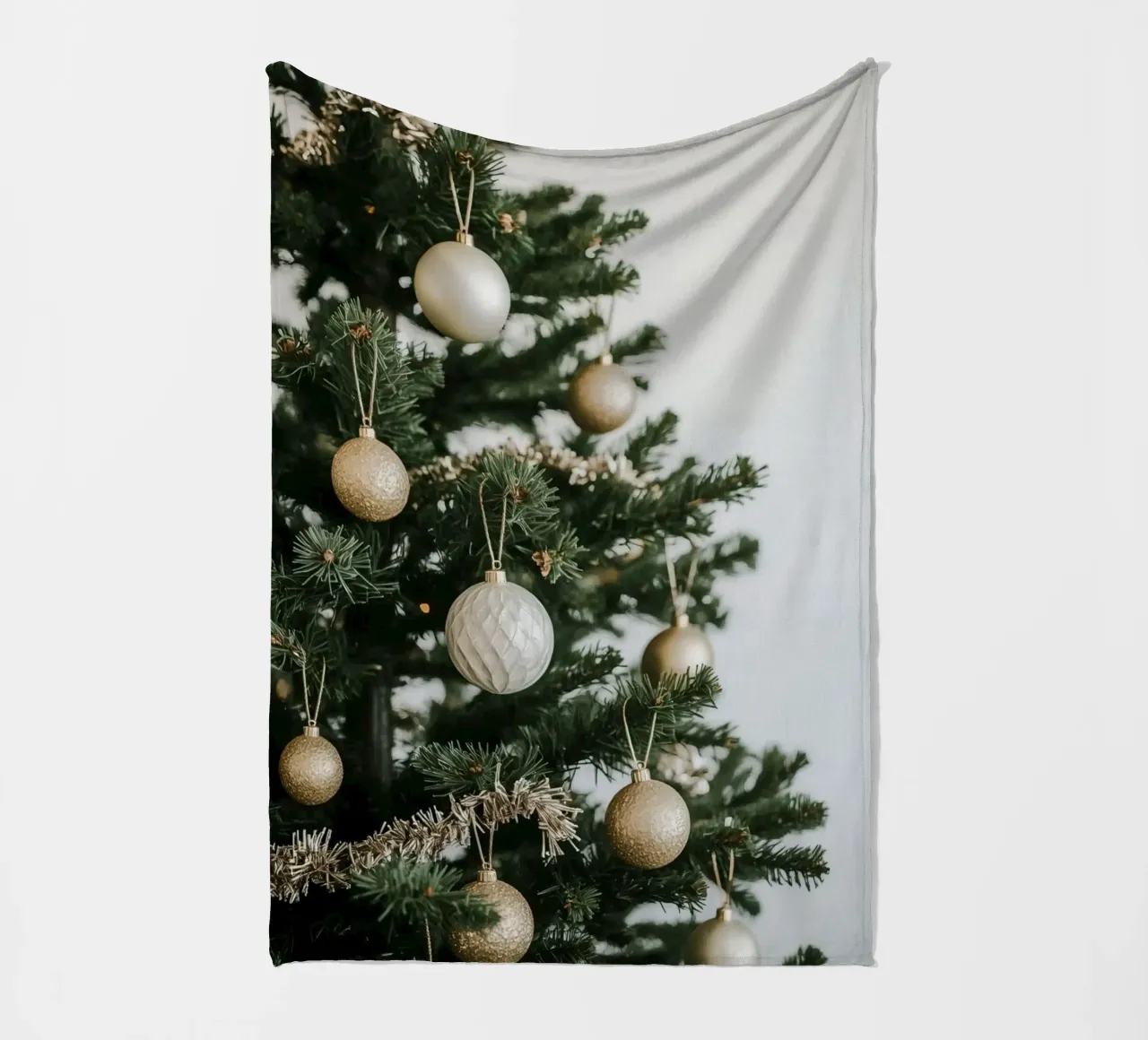 Albero di Natale decorato con ornamenti in oro e argento coperta in pile da DesignDoodle