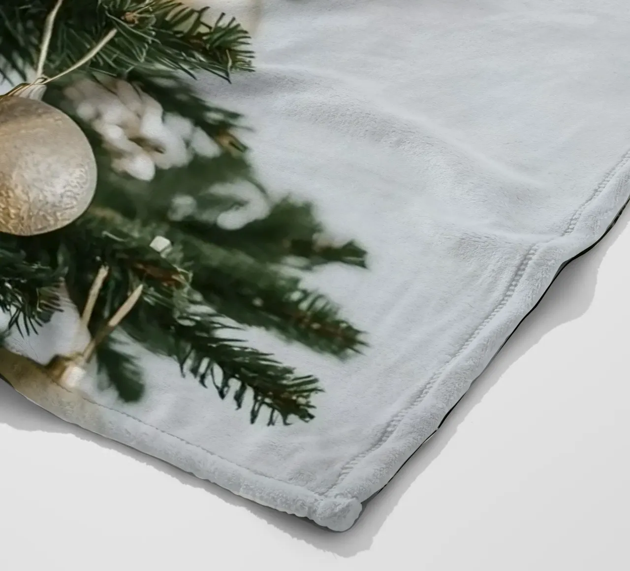 Albero di Natale decorato con ornamenti in oro e argento coperta in pile da DesignDoodle