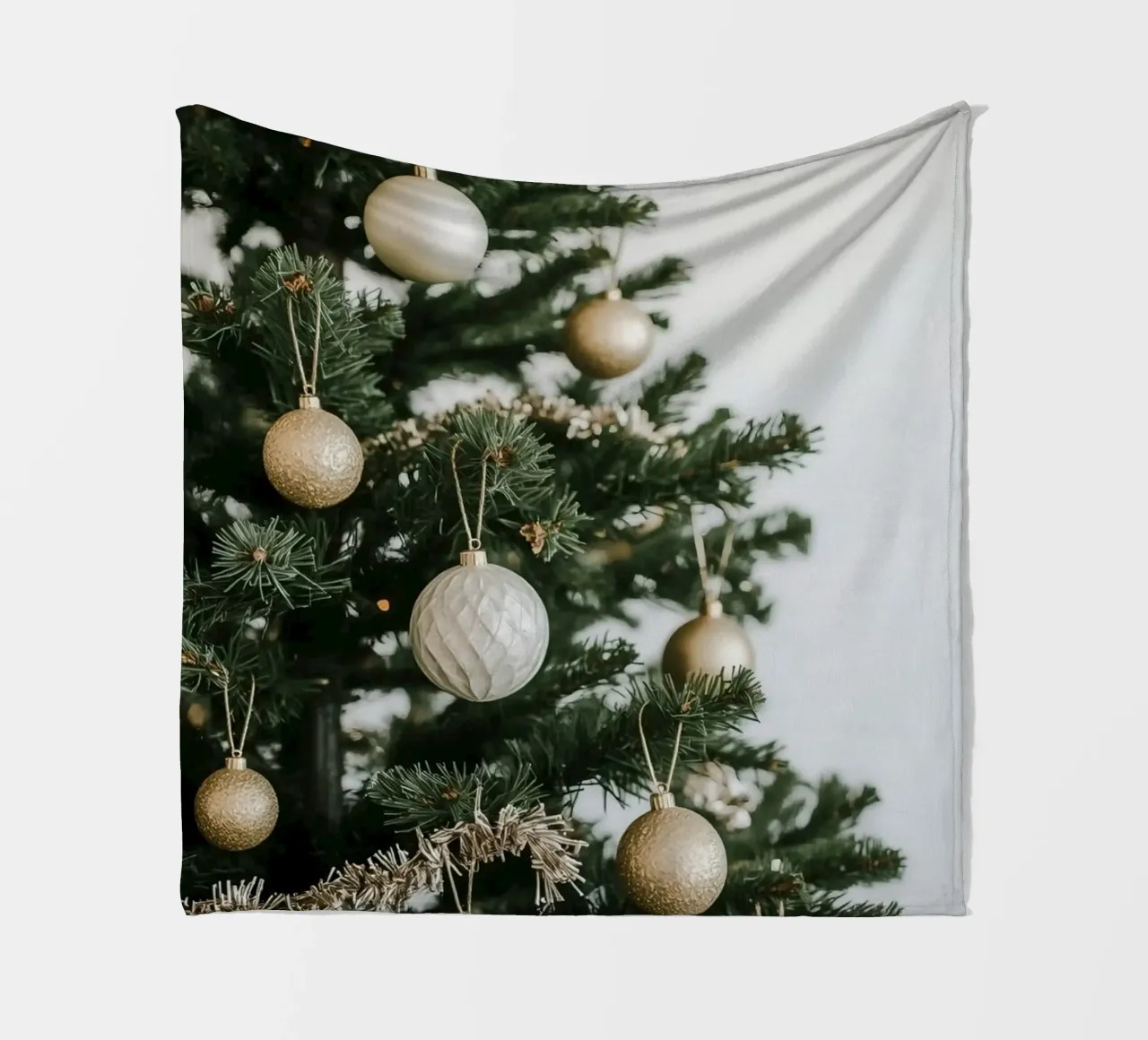 Albero di Natale decorato con ornamenti in oro e argento coperta in pile da DesignDoodle