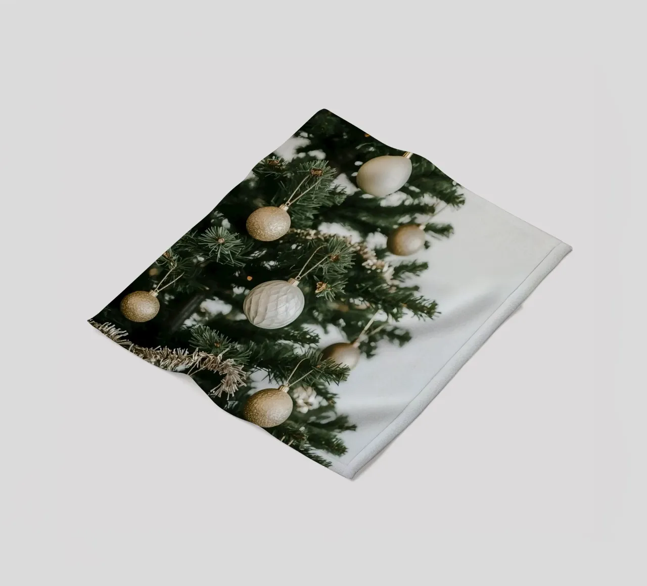 Albero di Natale decorato con ornamenti in oro e argento coperta in pile da DesignDoodle