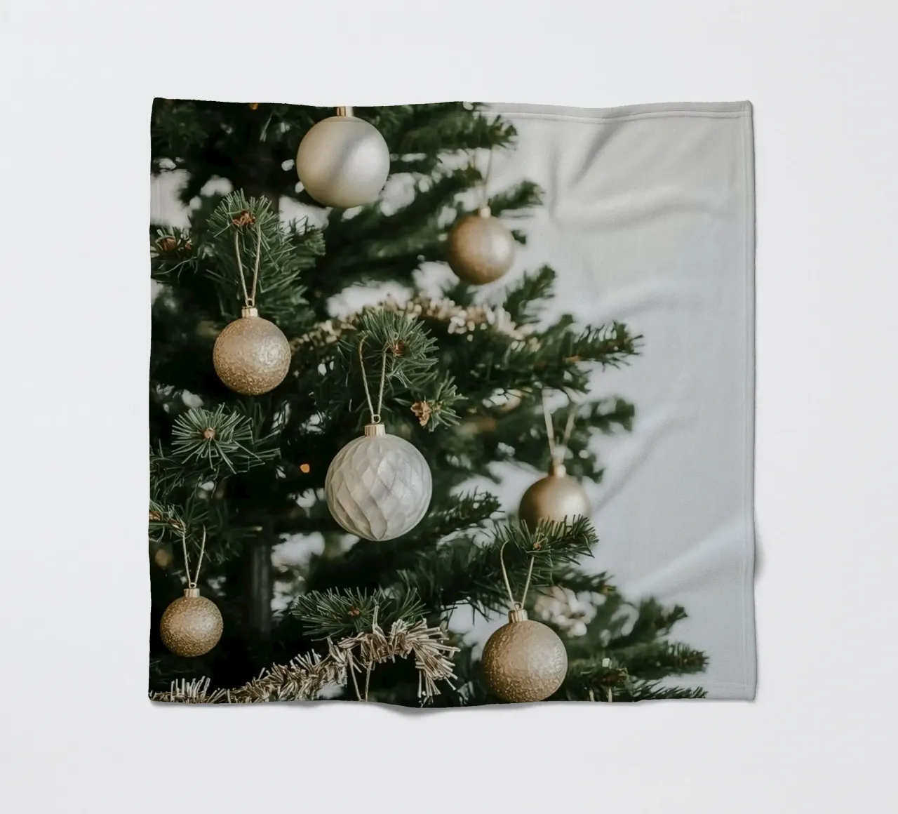 Albero di Natale decorato con ornamenti in oro e argento coperta in pile da DesignDoodle