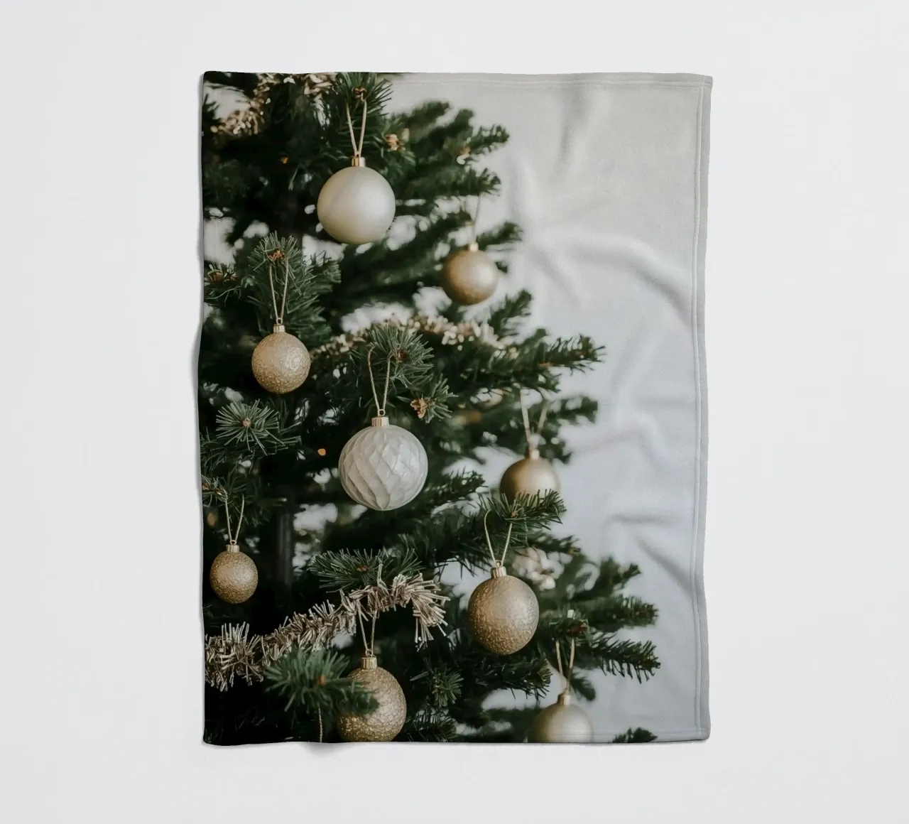 Albero di Natale decorato con ornamenti in oro e argento coperta in pile da DesignDoodle