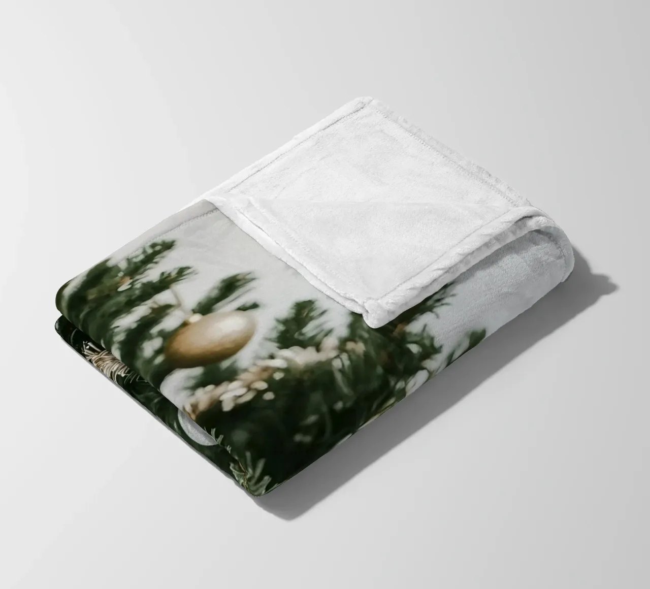 Albero di Natale decorato con ornamenti in oro e argento coperta in pile da DesignDoodle