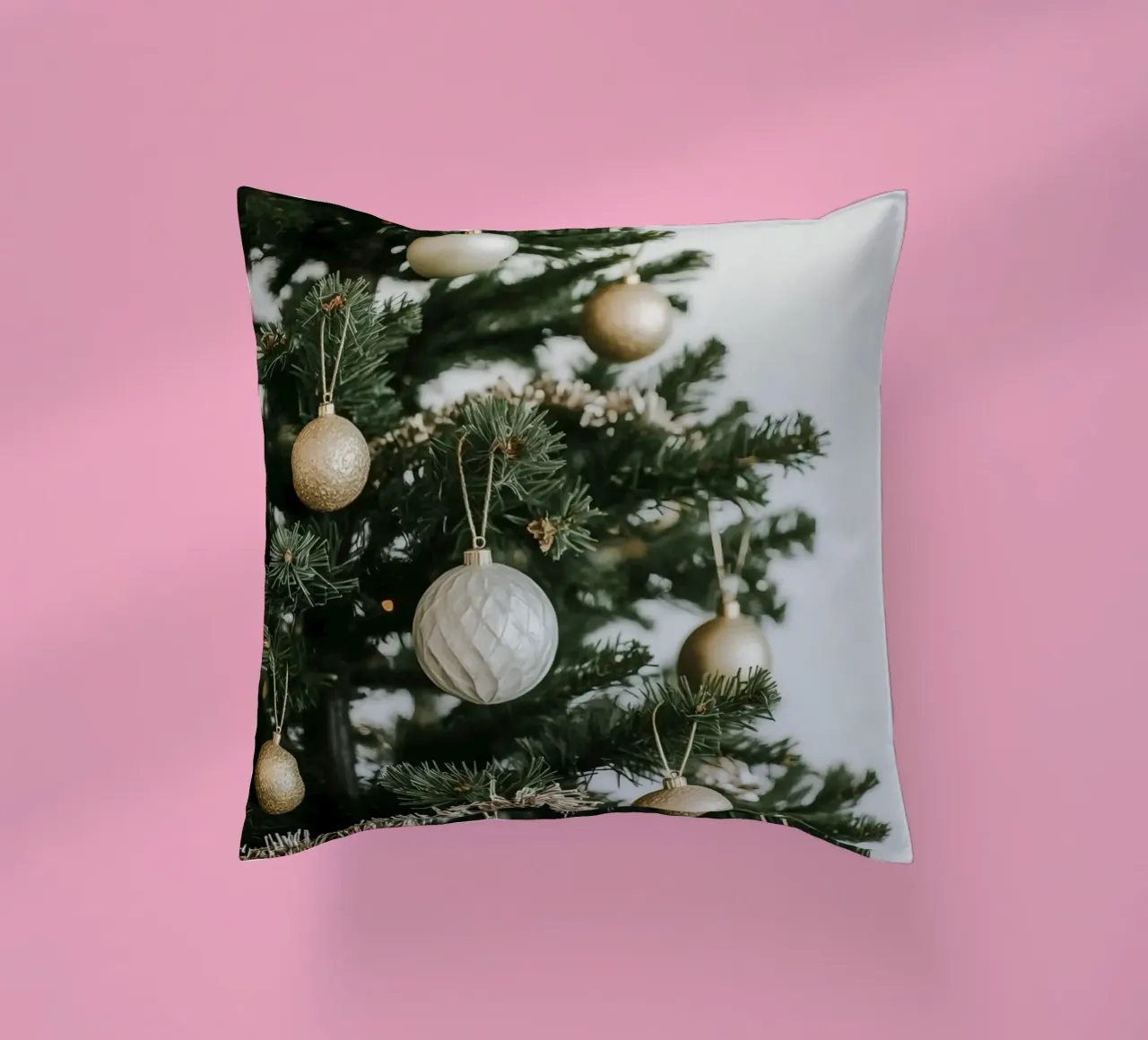 Albero di Natale decorato con ornamenti in oro e argento cuscino da DesignDoodle