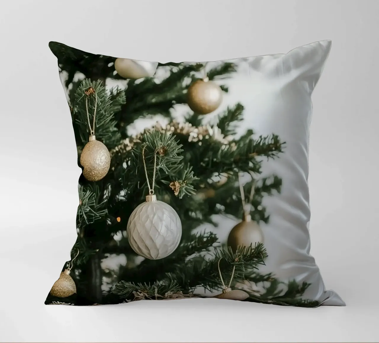 Albero di Natale decorato con ornamenti in oro e argento cuscino da DesignDoodle