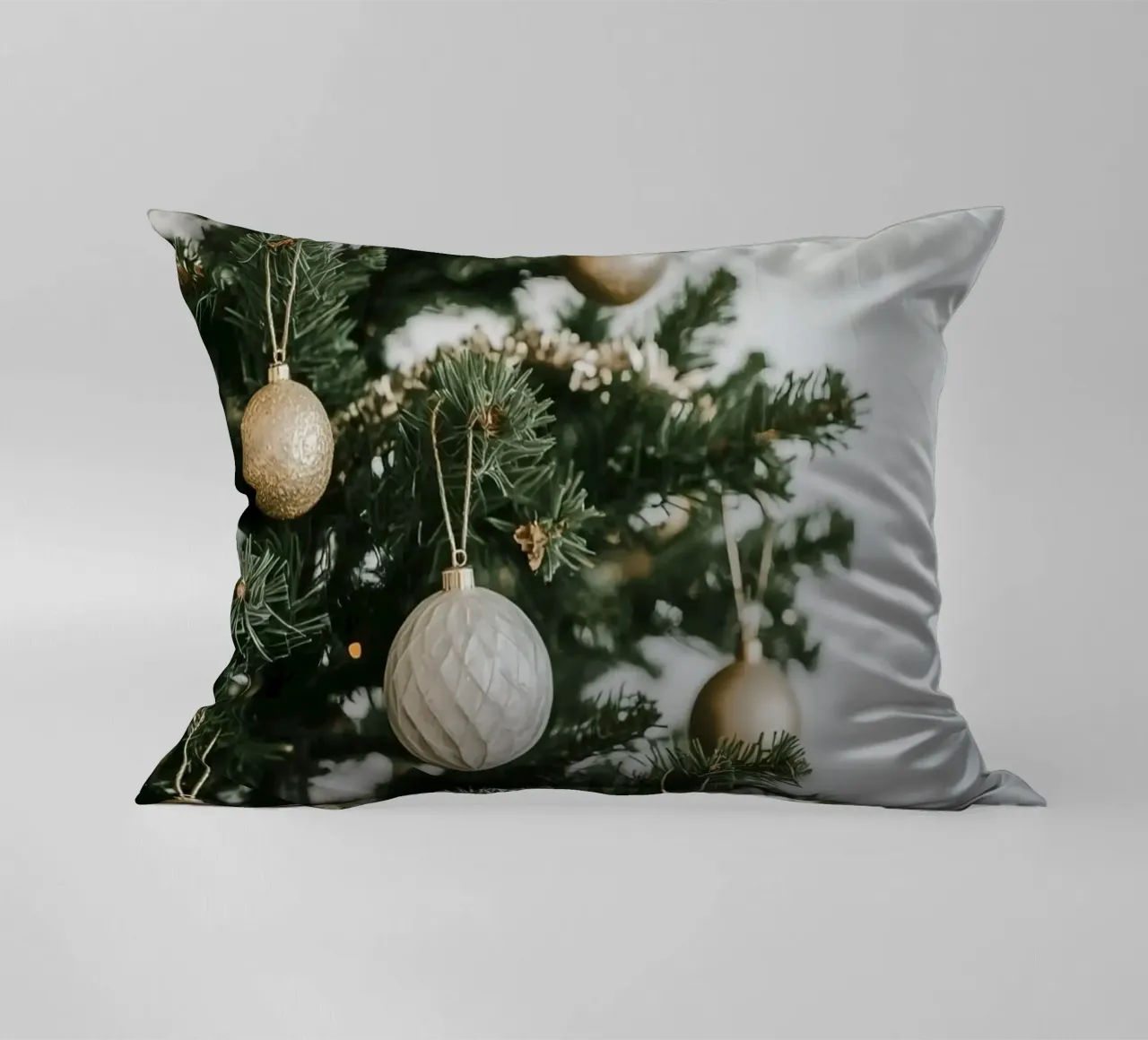 Albero di Natale decorato con ornamenti in oro e argento cuscino da DesignDoodle