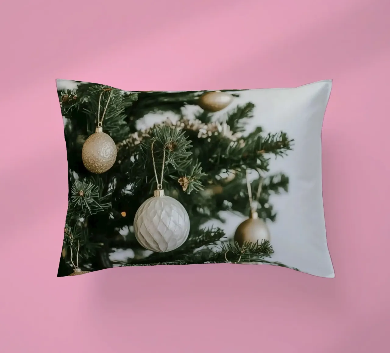 Albero di Natale decorato con ornamenti in oro e argento cuscino da DesignDoodle