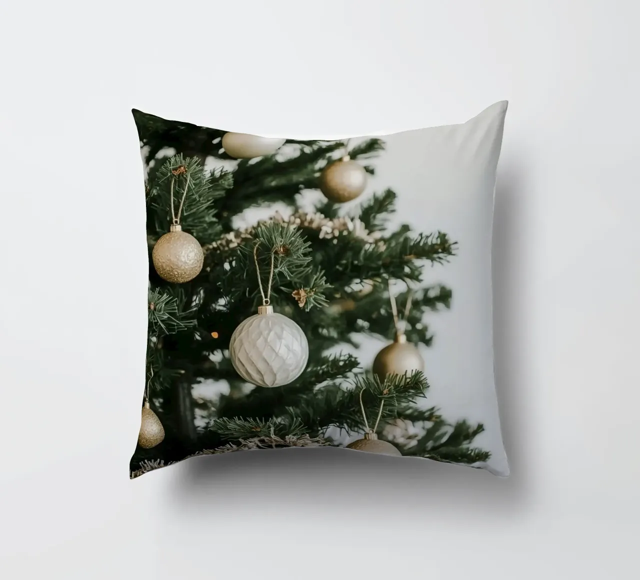 Albero di Natale decorato con ornamenti in oro e argento cuscino da DesignDoodle