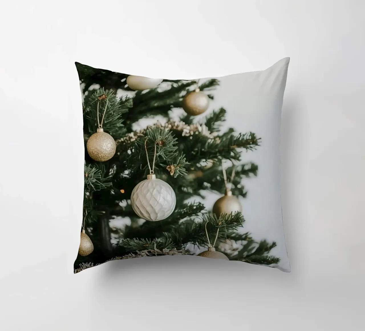 Albero di Natale decorato con ornamenti in oro e argento cuscino da DesignDoodle