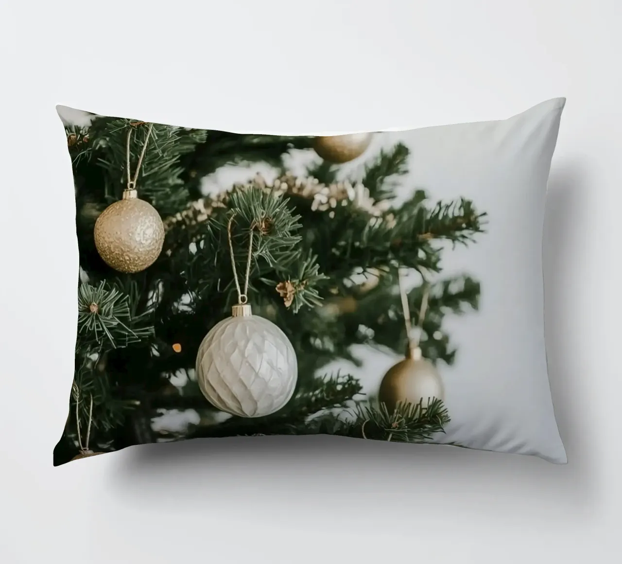 Albero di Natale decorato con ornamenti in oro e argento cuscino da DesignDoodle