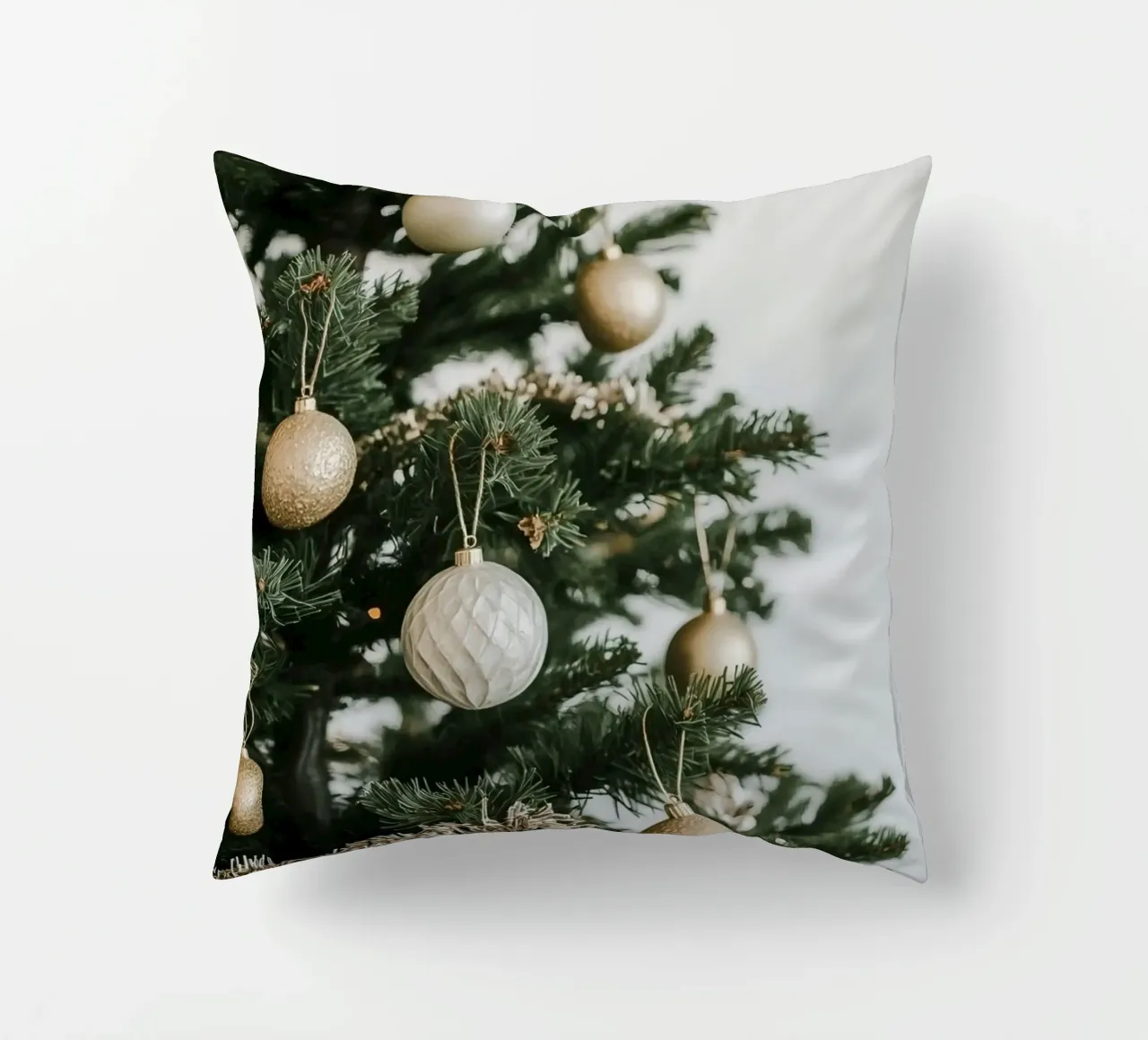 Albero di Natale decorato con ornamenti in oro e argento cuscino da DesignDoodle