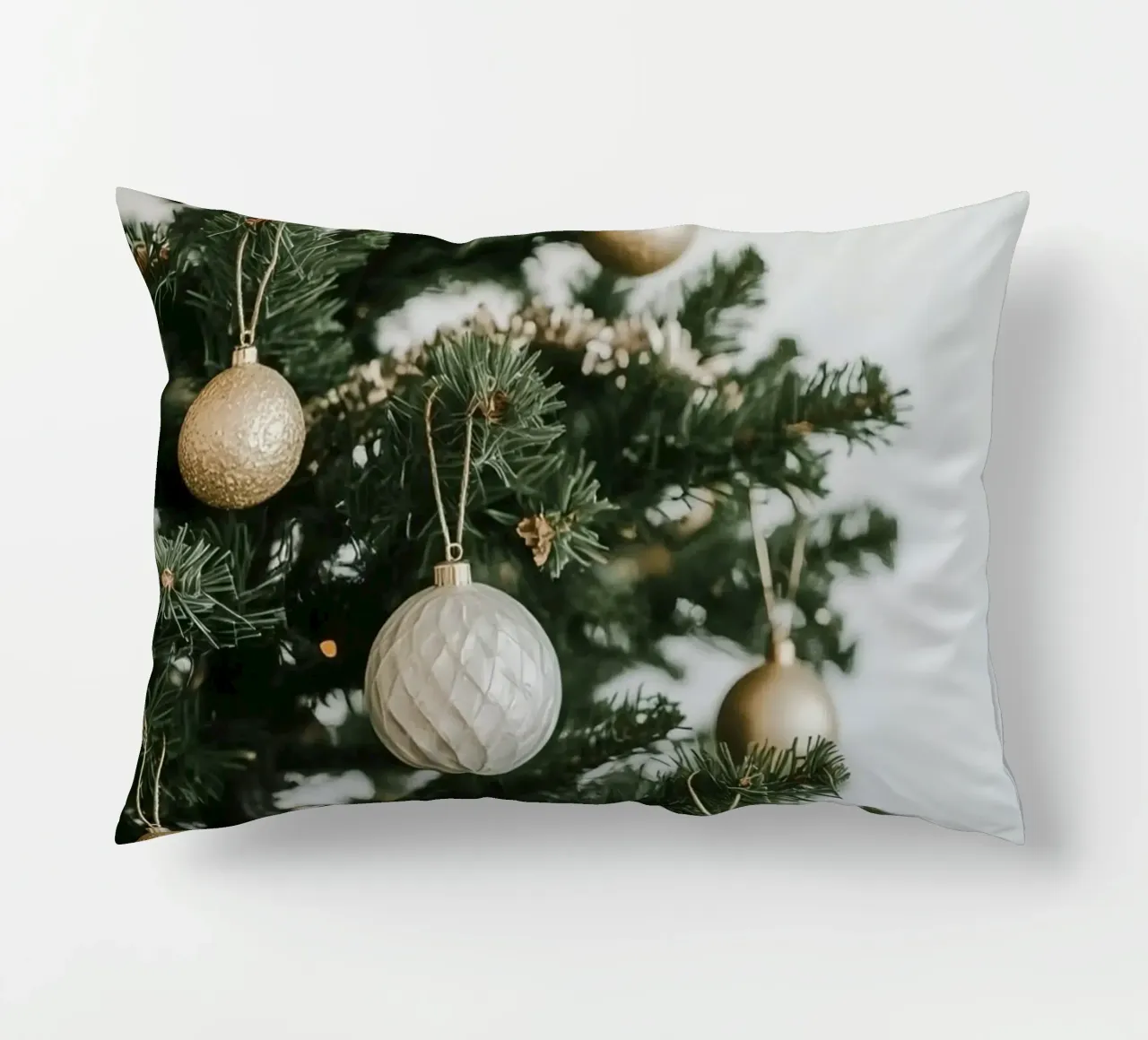 Albero di Natale decorato con ornamenti in oro e argento cuscino da DesignDoodle