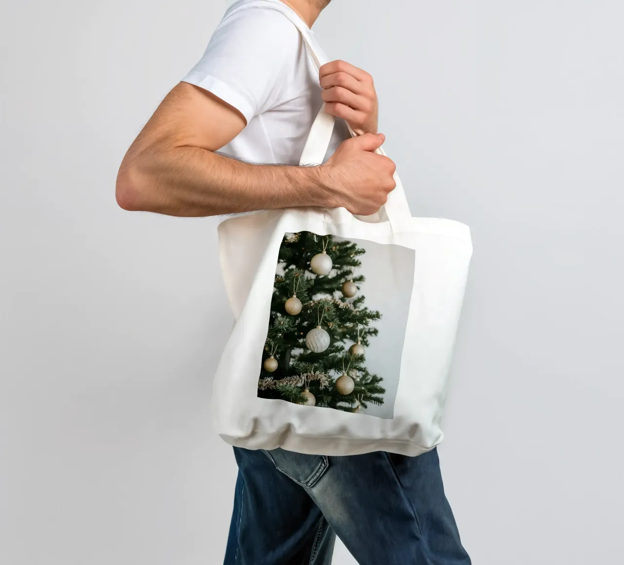 Albero di Natale decorato con ornamenti in oro e argento borsa in juta da DesignDoodle
