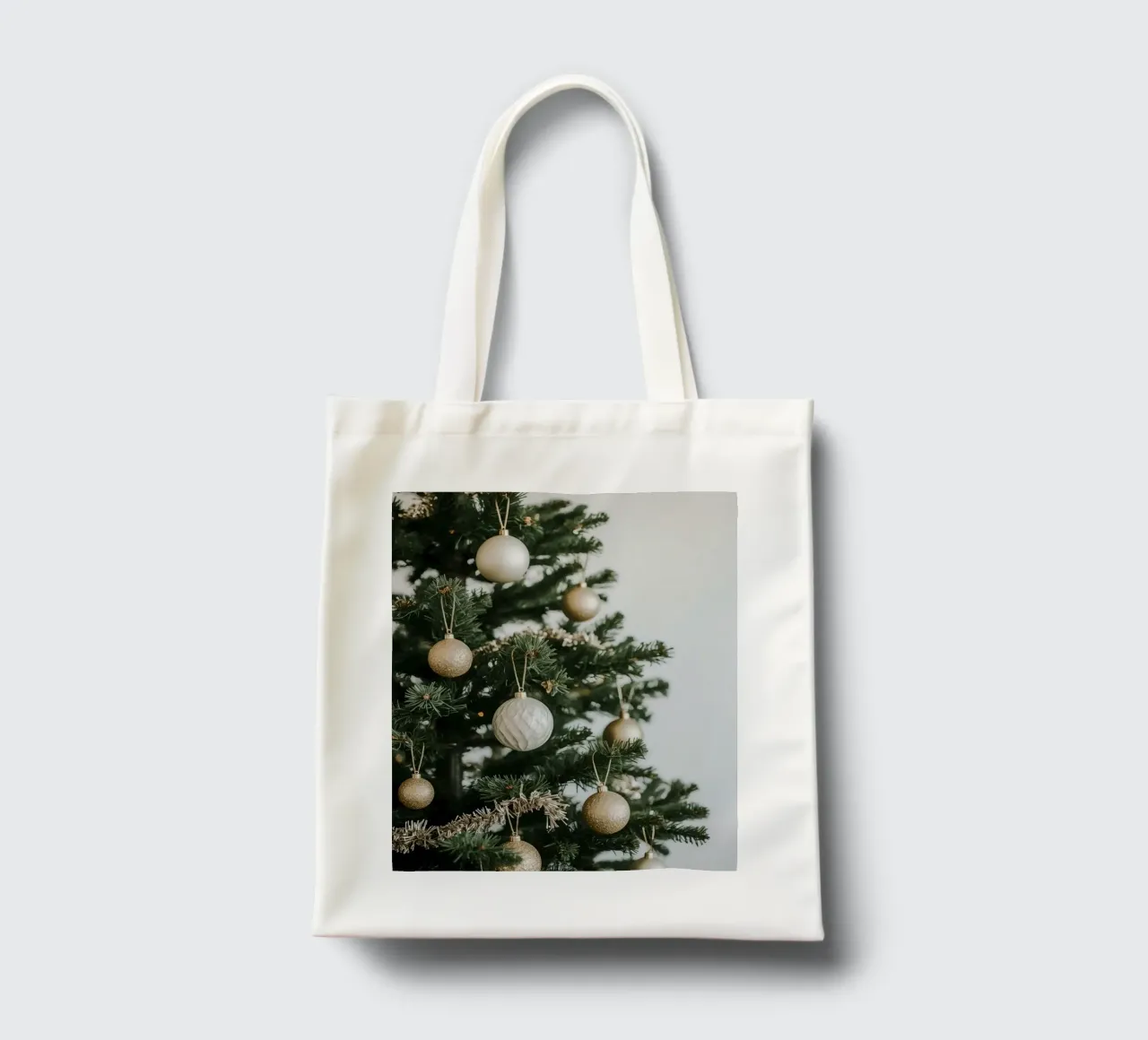 Albero di Natale decorato con ornamenti in oro e argento borsa in juta da DesignDoodle