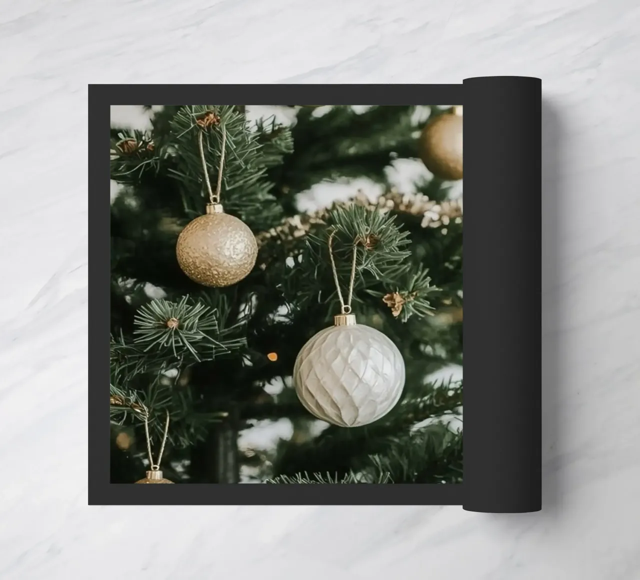 Albero di Natale decorato con ornamenti in oro e argento zerbino da DesignDoodle