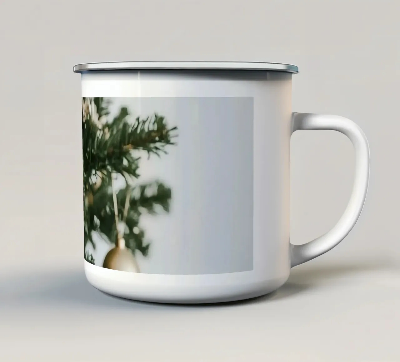 Albero di Natale decorato con ornamenti in oro e argento tazza in smalto da DesignDoodle