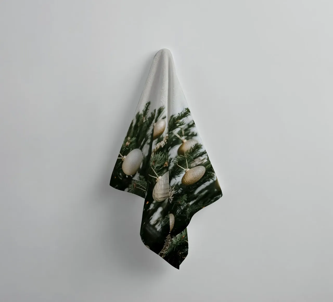 Albero di Natale decorato con ornamenti in oro e argento asciugamano da bagno da DesignDoodle