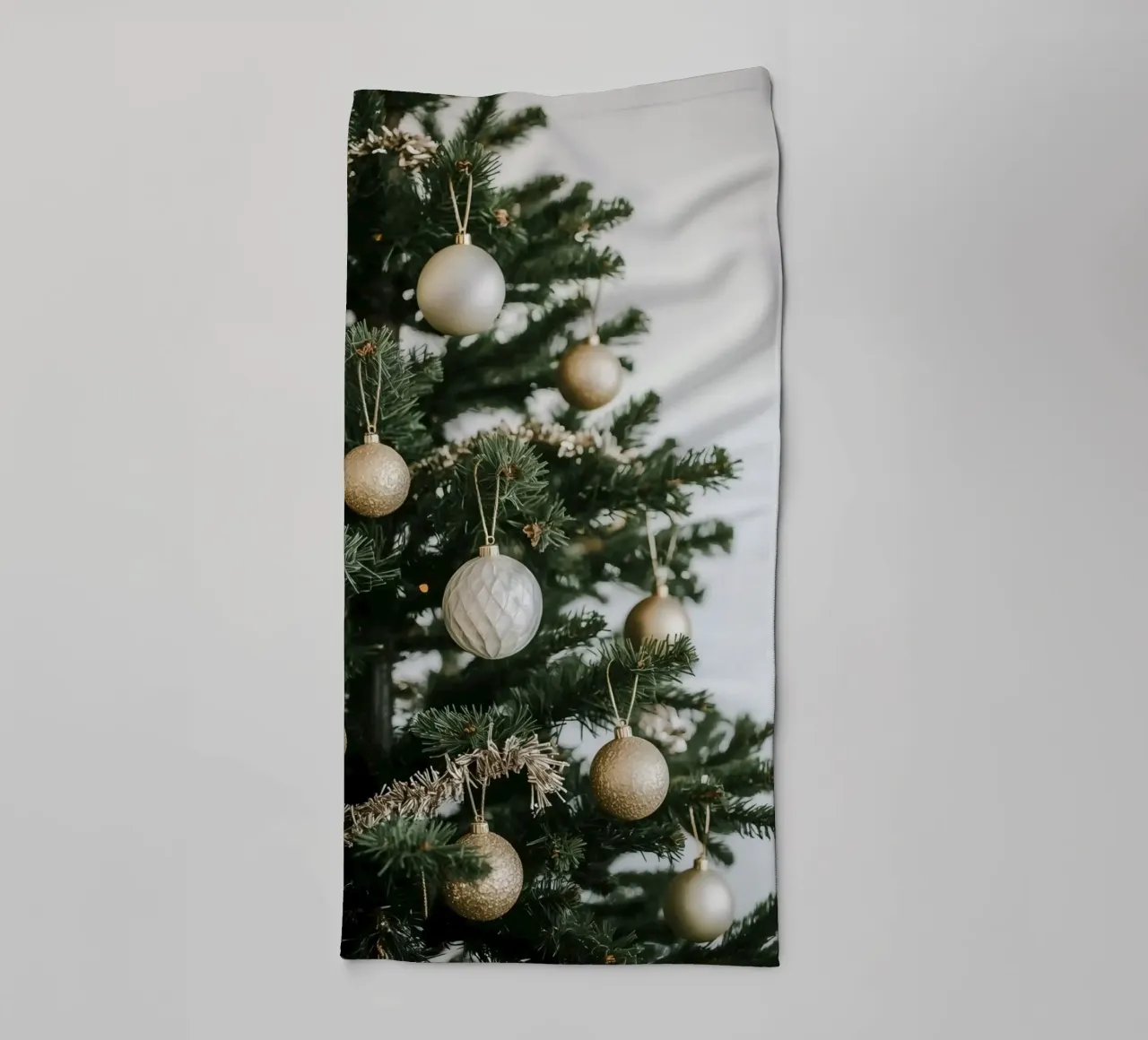 Albero di Natale decorato con ornamenti in oro e argento asciugamano da bagno da DesignDoodle