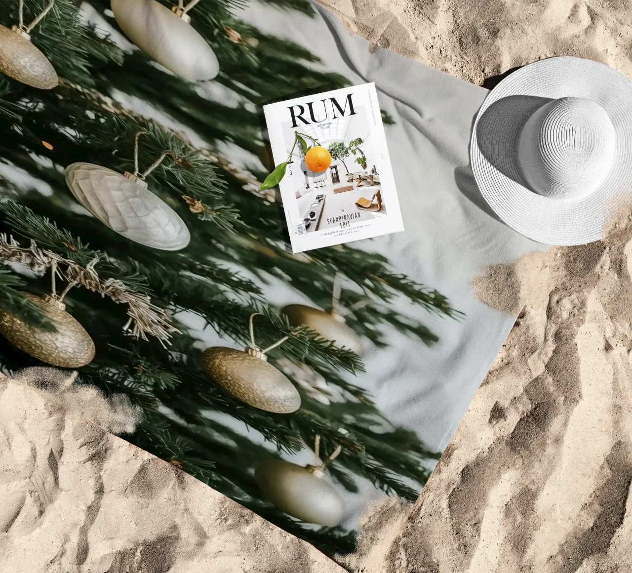 Albero di Natale decorato con ornamenti in oro e argento telo mare da DesignDoodle