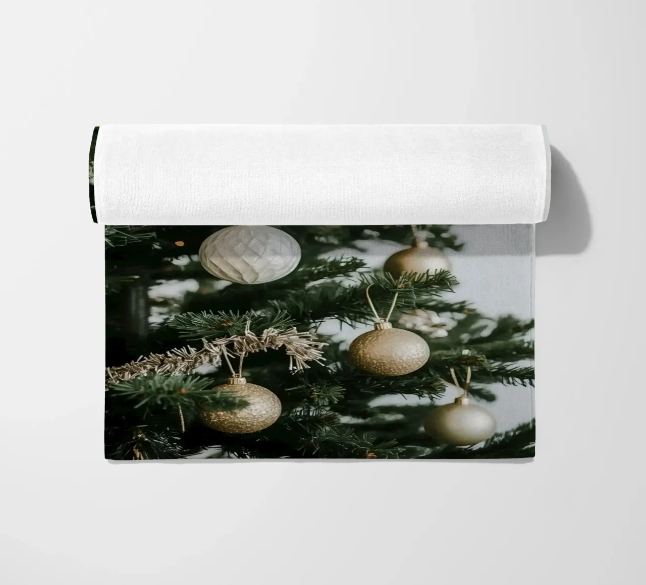 Albero di Natale decorato con ornamenti in oro e argento telo mare da DesignDoodle