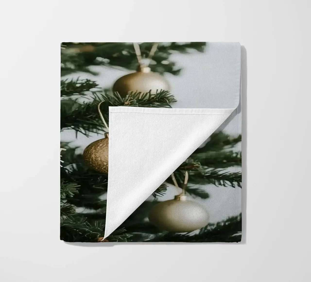 Albero di Natale decorato con ornamenti in oro e argento telo mare da DesignDoodle