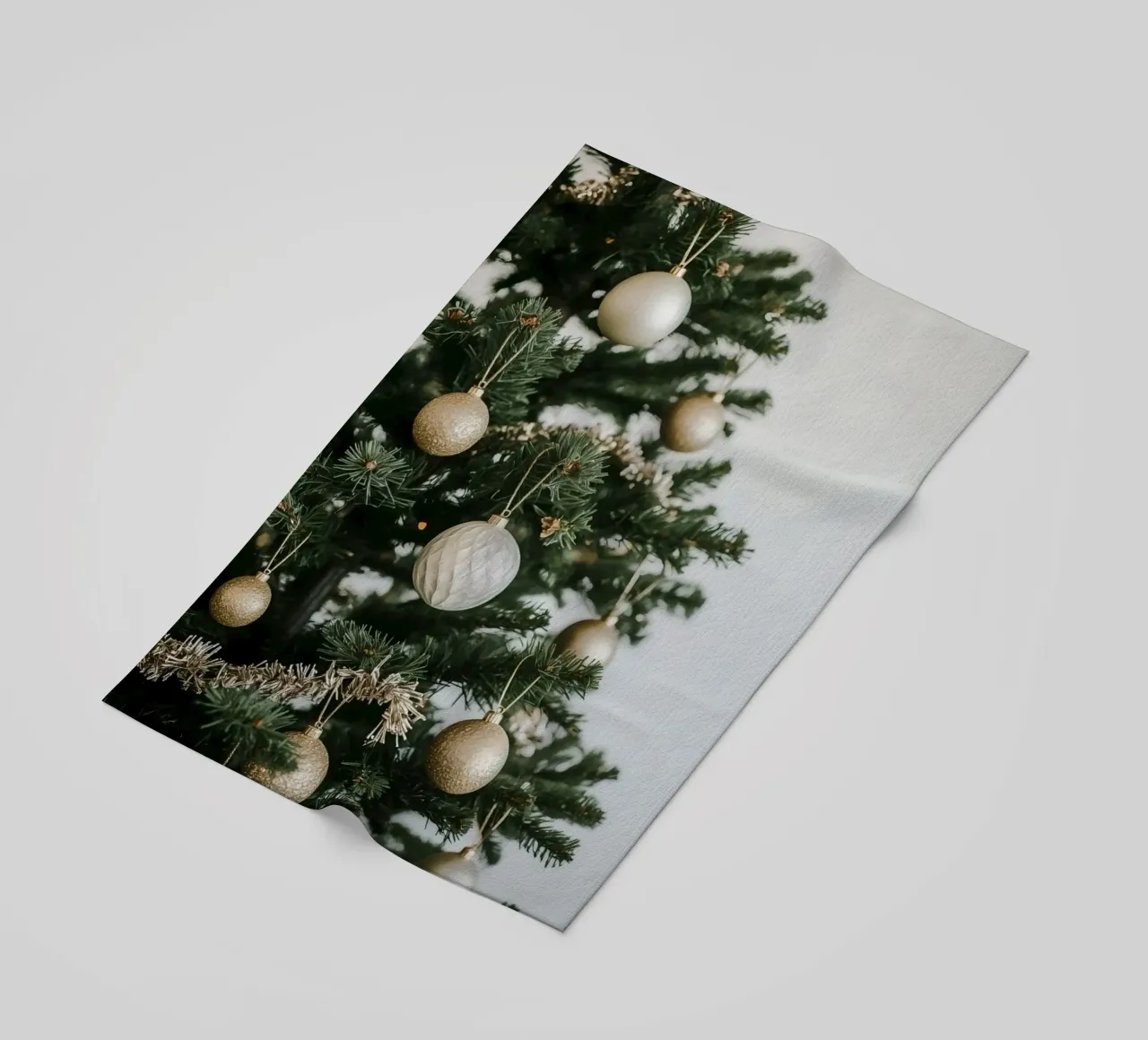 Albero di Natale decorato con ornamenti in oro e argento telo mare da DesignDoodle